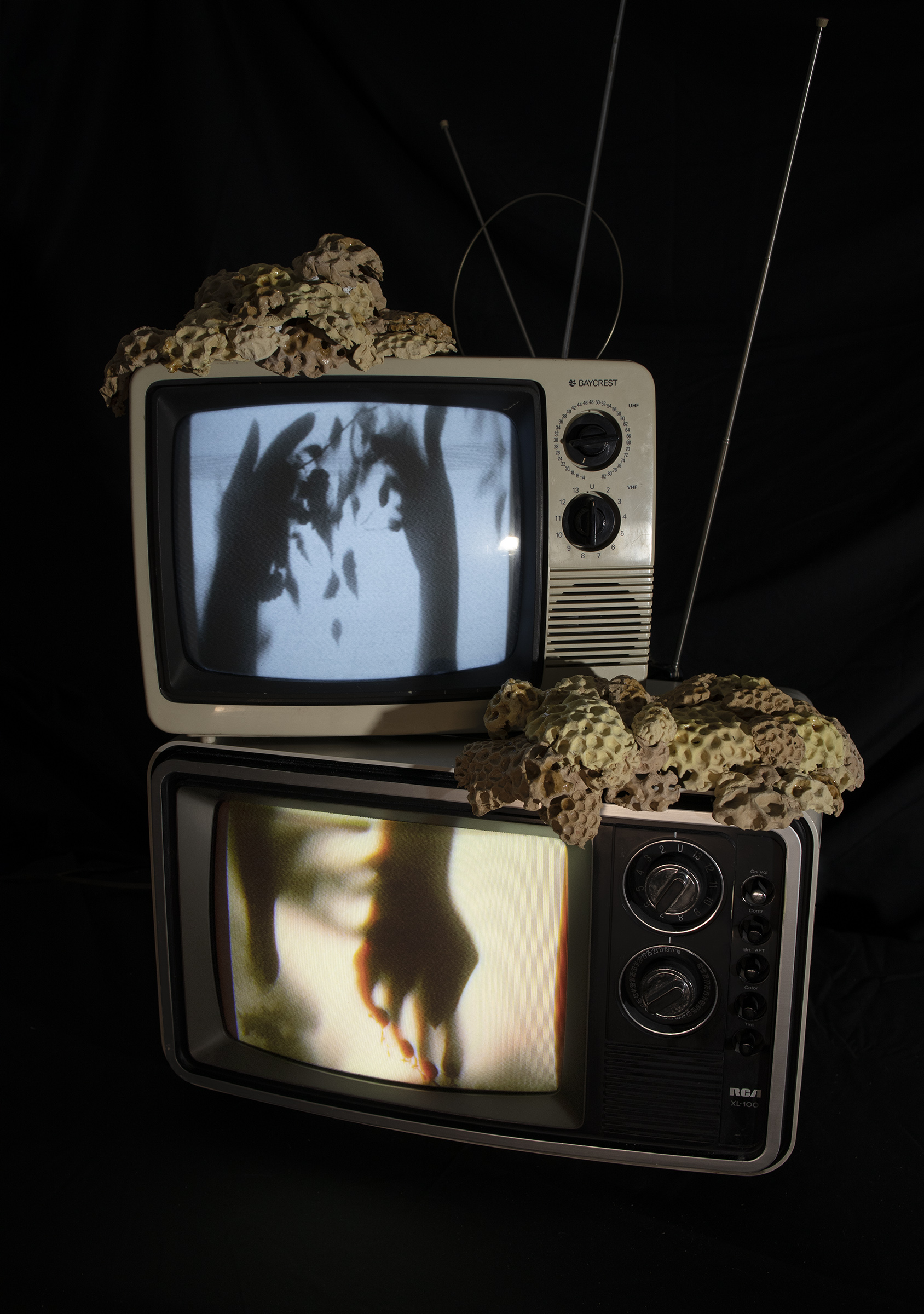 Signal Wicking, 2021. Video installation with ceramics and two CRT-TVs. Nurielle Stern.